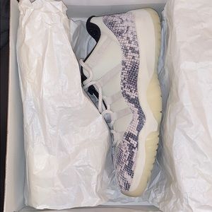 Jordan snakeskin 11’s (Grey)